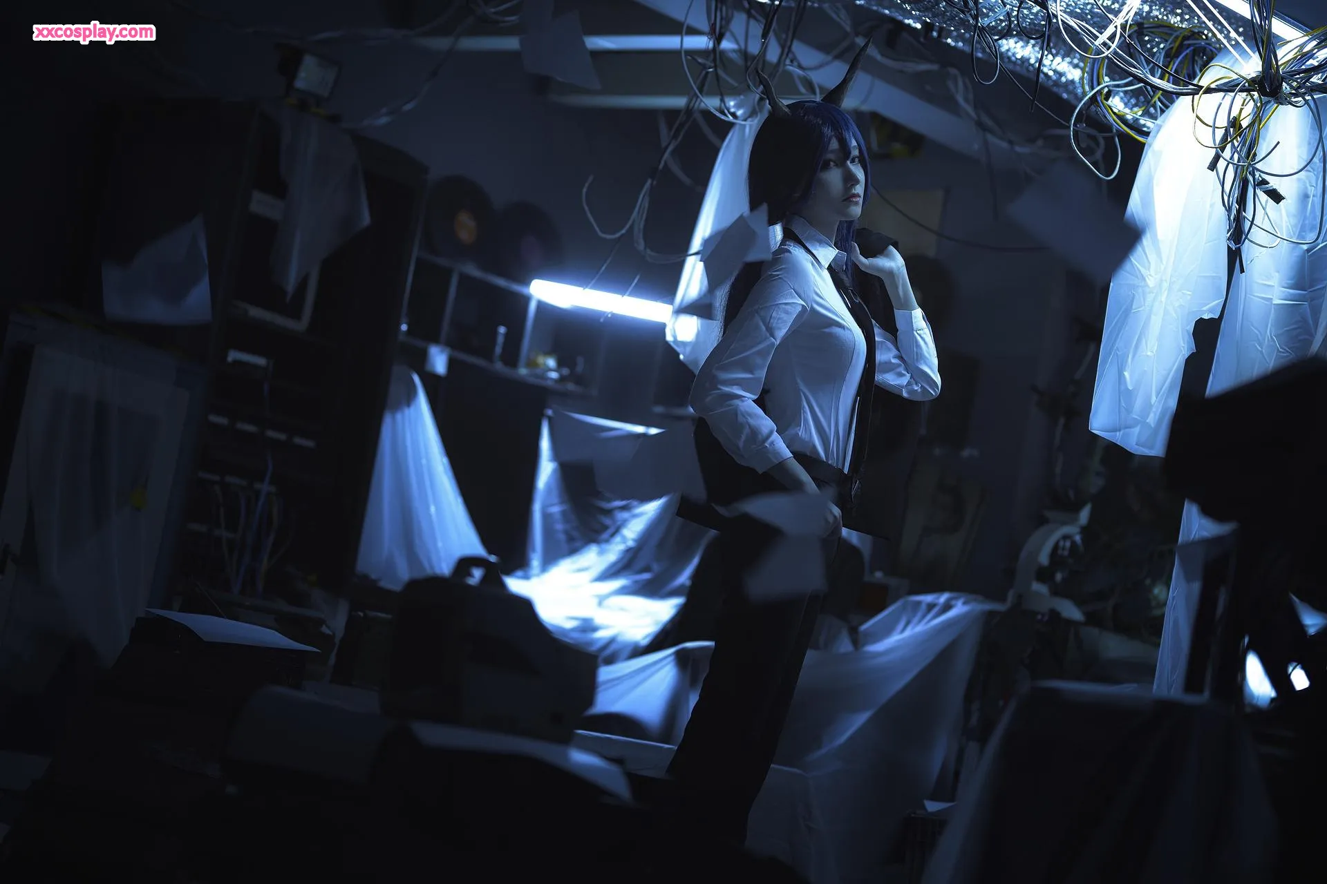 Nantao Momoko: Demonyo Cyberpunk sa Itim na Suit